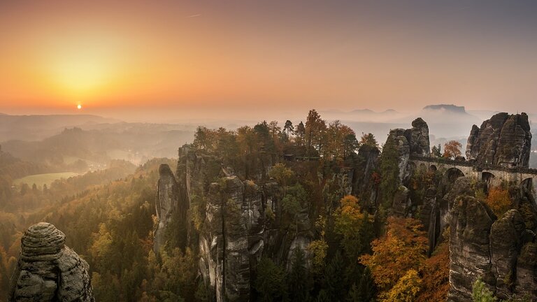 Aufnahme einer herbstlichen Gebirslandschaft in der Sächsischen Schweiz. | © Sven Lachmann/pixabay