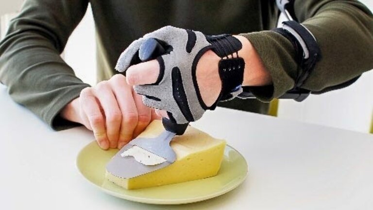 schneiden mit einem Käsemesser mithilfe der Carbonhand | © EXXOMOVE UG