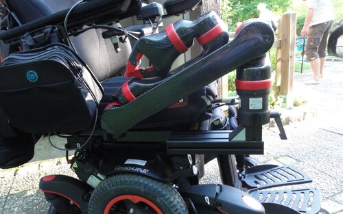 ein Roboter Greifarm, direkt am Rollstuhl montiert, um eine Bewegungseinschränkung der Hand auszugleichen | © EXXOMOVE UG