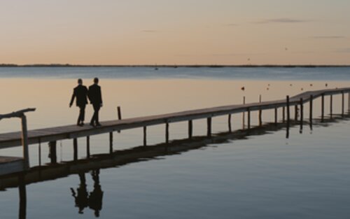 Die beiden Freunde Igor und Luis stehen auf einer langen Brücke | © X Verleih