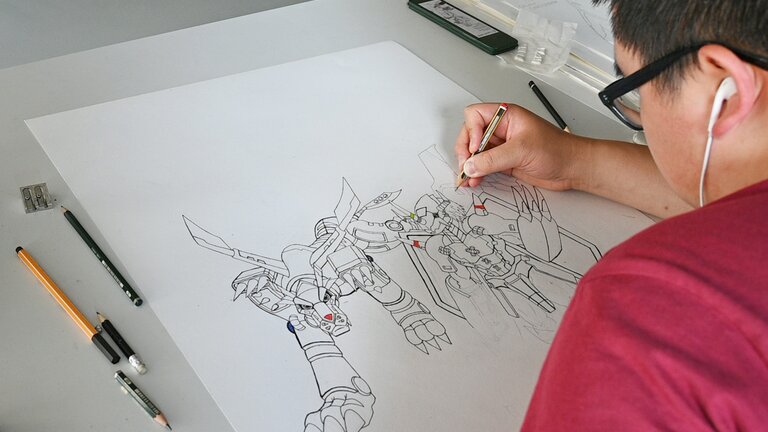 Ein junger Mann zeichnet an einem neuen Kunstwerk. | © kaethe:k Kunsthaus