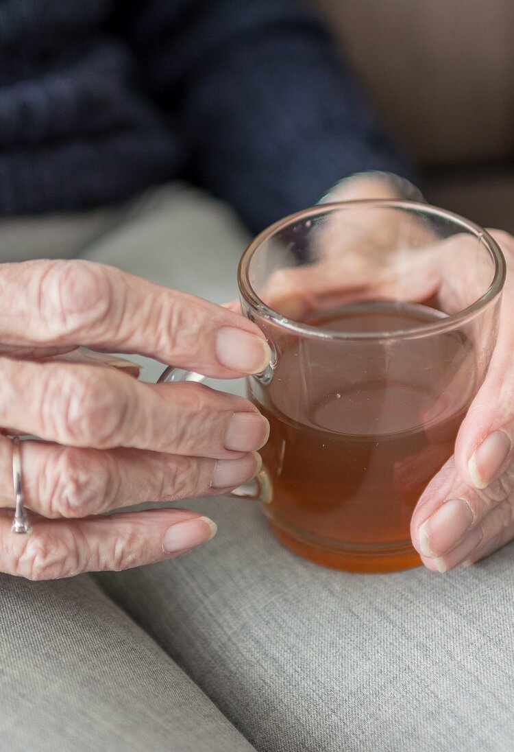 ältere Dame mit Tee in der Hand | © pixabay