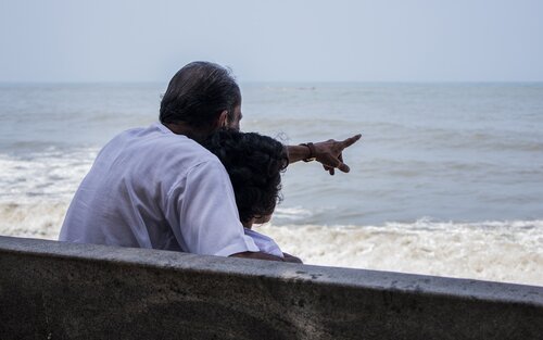Älterer Herr zeigt Jungen das Meer | © pixabay