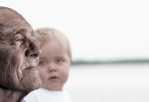 älterer Mann und Baby im Hintergrund | © pixabay