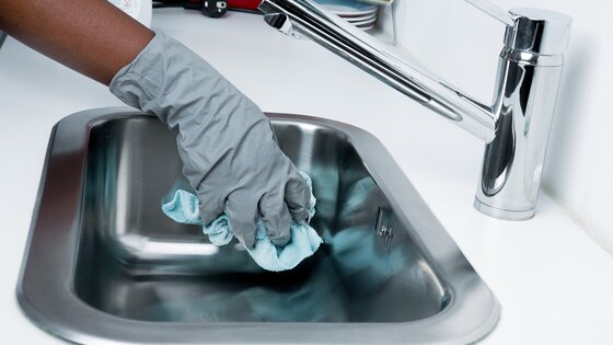 Haushaltshilfe reinigt ein Waschbecken | © pixabay