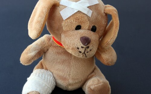 Teddy mit Pflaster und Verband um das Bein | © unsplash