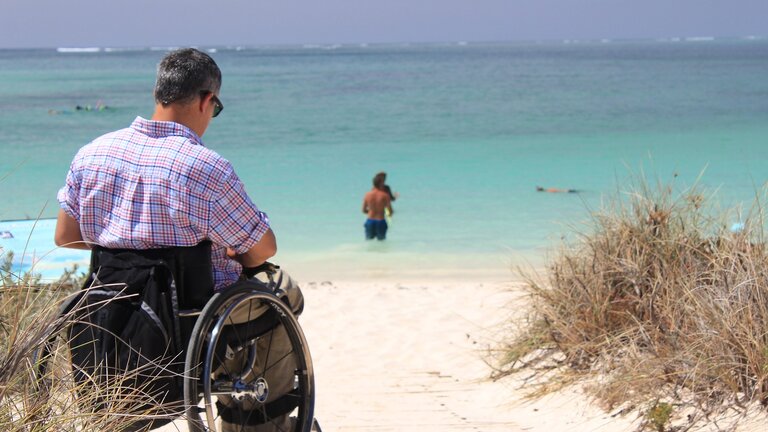 Mann im Rollstuhl am Strand | © pixabay