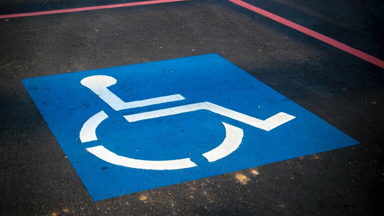 blaues Zeichen eines Rohlstuhls auf einem Parkplatz | © unsplash