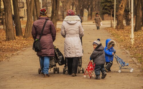 zwei Frauen von hinten mit Buggys und zwei Kinder die einen Kinderbuggy schieben | © pixabay