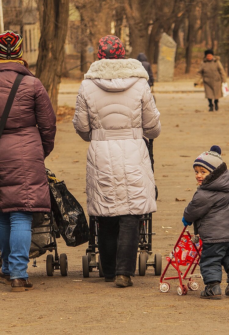 zwei Frauen von hinten mit Buggys und zwei Kinder die einen Kinderbuggy schieben | © pixabay