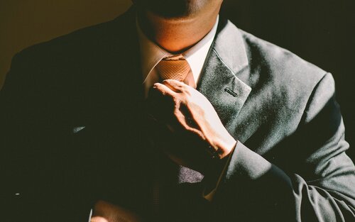 ein Mann rückt seine Krawatte zurecht | © pixabay