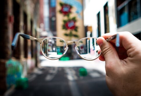 Eine Person hält eine Brille | © Josh Calabrese/unsplash