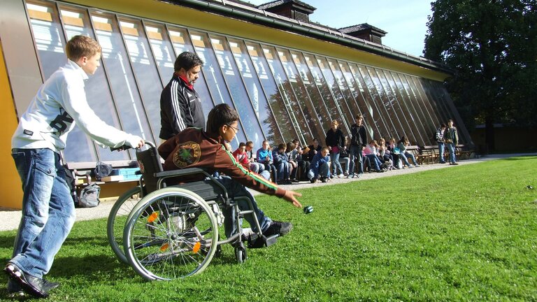 Ein Junge im Rollstuhl spielt zusammen mit anderen Kindern ohne Behinderung | © pixabay