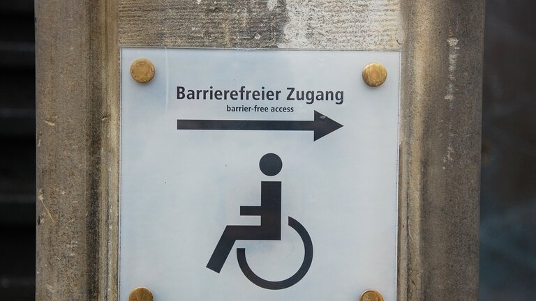 Schild mit der Aufschrift "barrierefreier Zugang" | © pixabay