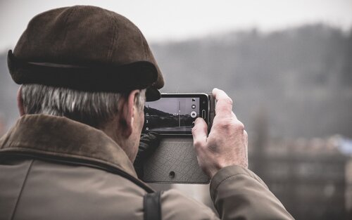 Ein älterer Mann mit einem Smartphone in der Hand | © pixabay