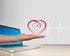 Grafik eines Laptops, aus dem eine Hand hervorragt, die ein Herz hält.  | © pixabay