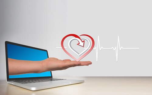 Grafik eines Laptops, aus dem eine Hand hervorragt, die ein Herz hält.  | © pixabay
