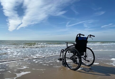 Foto von einem Rollstuhl am Strand. | © Unsplash