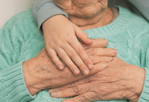 Jüngere Person umarmt ältere Dame | © envato