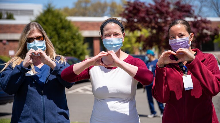 drei Pflegerinnen mit Maske zeigen Herzen mit den Händen | © Rusty Watson/unsplash