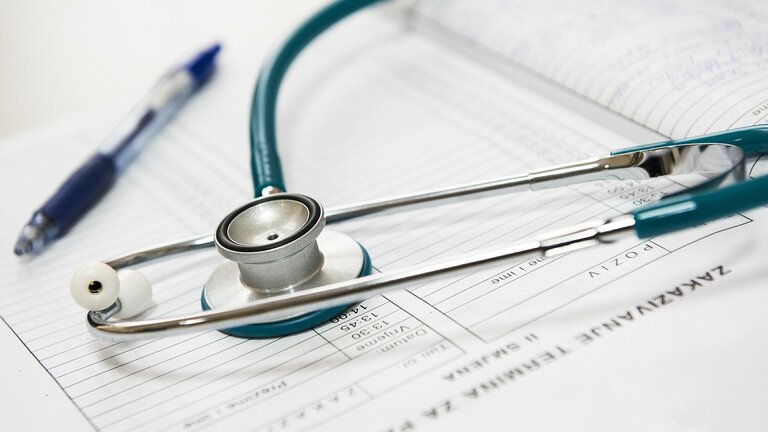 ein Stethoskop, medizinische Unterlagen | © Darko Stojanovic/pixabay