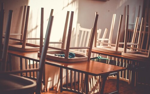 Leeres Klassenzimmer mit Stühlen auf den Tischen | © pixabay