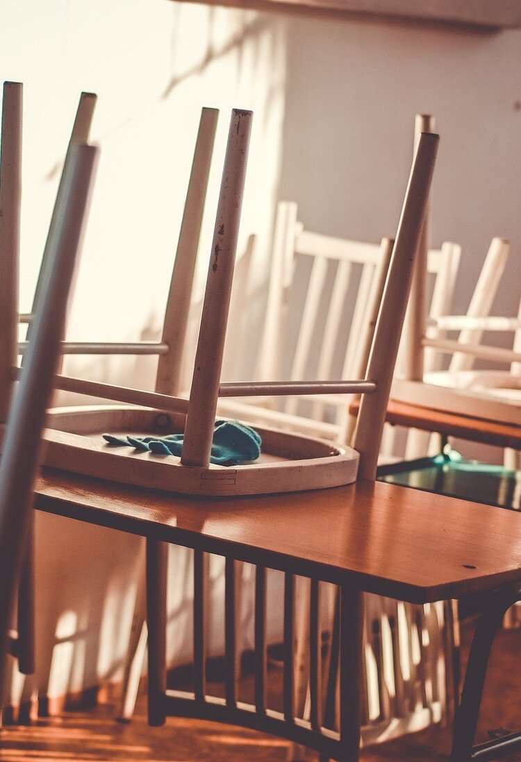 Leeres Klassenzimmer mit Stühlen auf den Tischen | © pixabay