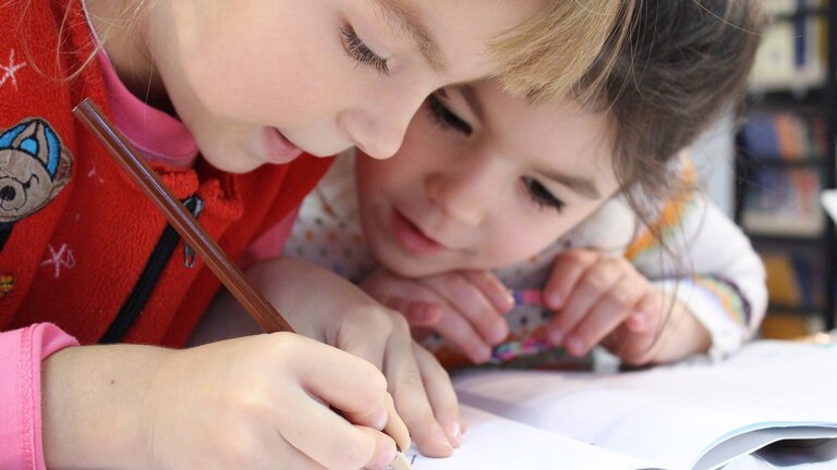 Zwei Kinder lernen zusammen im Klassenzimmer | © pixabay
