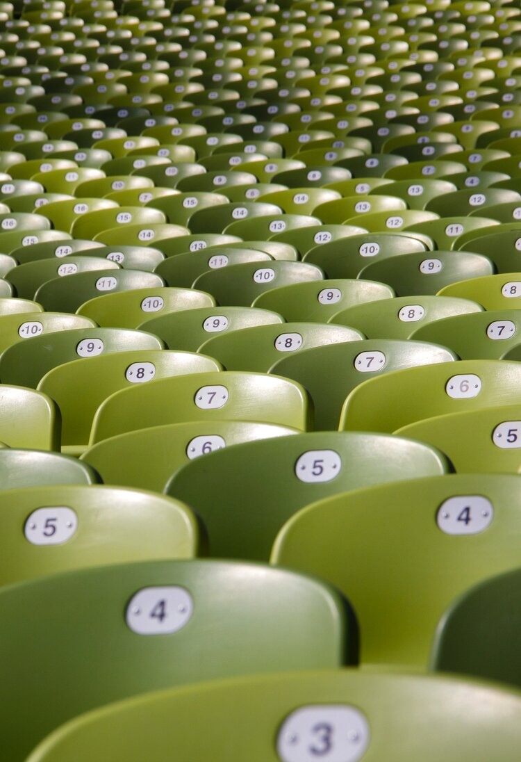 Viele Sitzreihen | © Paul Bergmeir / unsplash