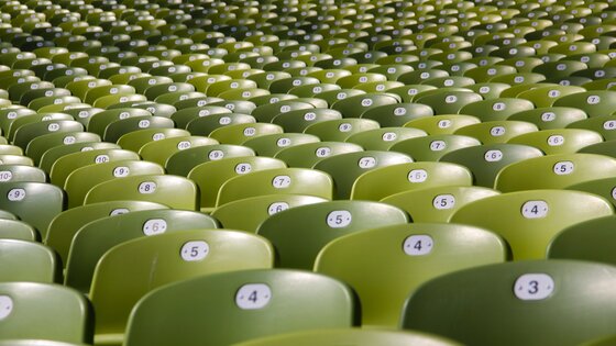 Viele Sitzreihen | © Paul Bergmeir / unsplash