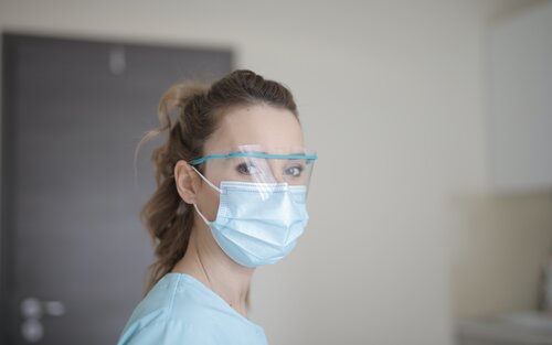 Pflegekraft mit Mundschutz und Schutzbrille | © Andrea Piacquadio / pexels