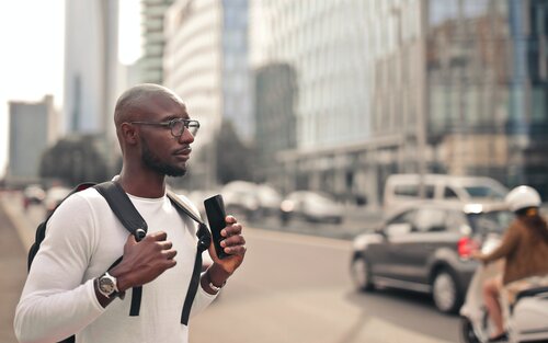 Ein junger Mann erkundet mit Rucksack und Smartphone die Stadt | © Andrea Piacquadio / pexels