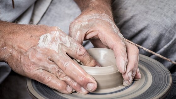 Eine Person formt mit den Händen einen Gegenstand aus Ton | © LubosHouska / pixabay