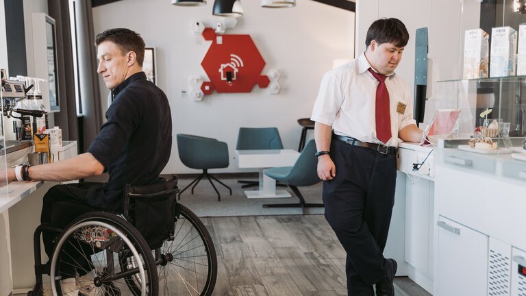 Zwei Personen mit Behinderung bei der Arbeit | © Mart Production / pexels.com