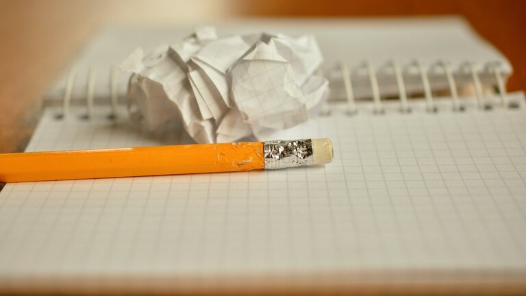Bleistift auf einem karierten Notizblock | © pixabay