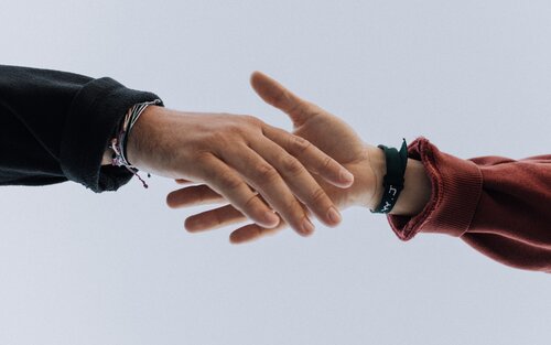 Zwei menschen geben sich die Hände | © Austin Kehmeier / unsplash
