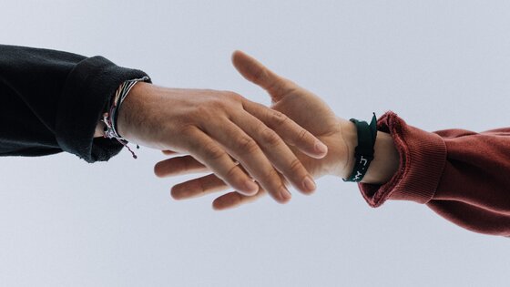 Zwei menschen geben sich die Hände | © Austin Kehmeier / unsplash