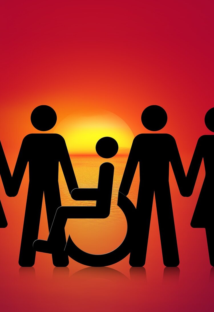 Schwarze Avatare halten sich an den Händen und stehen vor dem Sonnenuntergang. In der Mitte ist eine Person im Rollstuhl abgebildet, die zwei Männer an den Händen hält, diese wiederum halten jeweils eine Frau an den Händen und ganz außen stehen zwei Kinder, die die Frauen an den Händen halten. | © Pixabay