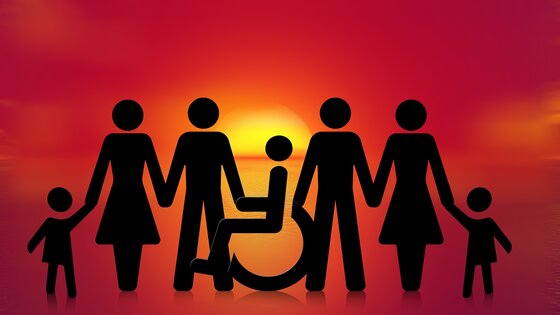 Schwarze Avatare halten sich an den Händen und stehen vor dem Sonnenuntergang. In der Mitte ist eine Person im Rollstuhl abgebildet, die zwei Männer an den Händen hält, diese wiederum halten jeweils eine Frau an den Händen und ganz außen stehen zwei Kinder, die die Frauen an den Händen halten. | © Pixabay
