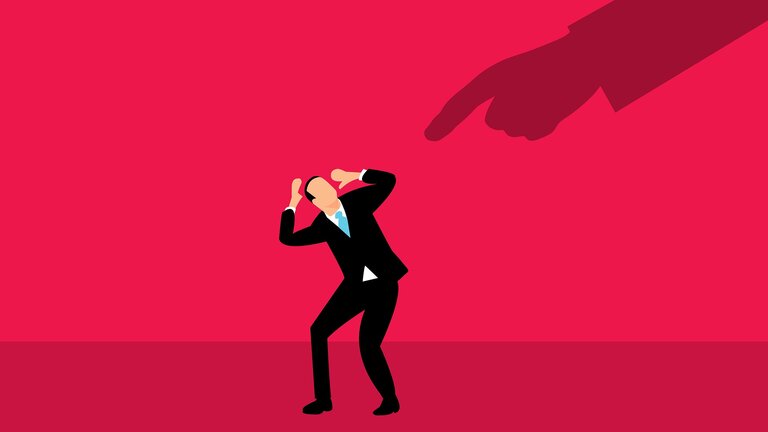 Das Bild zeigt einen gezeichneten Mann in schwarzem Anzug und hellblauer Krawatte, der vor einem roten Hintergrund steht. Er duckt sich und führt die Hände zum Kopf. Ein großer Schatten einer Hand mit ausgestrecktem Zeigefinger ist bedrohlich auf den Mann gerichtet und der Mann scheint Angst davor zu haben. | © Pixabay