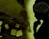 Das Bild zeigt auf der rechten Seite eine schwarze Silhouette von einer Frau mit hochgesteckten Haaren im Portrait vor einem hellgrünen Hintergrund. Links neben der Frau ist ein Arbeitsplatz mit Laptop, Taschenrechner und Notizbüchern zu sehen. Im Kopf der Frau sind die Umrisse eines hellgrünen Gehirns gezeichnet. | © Pixabay