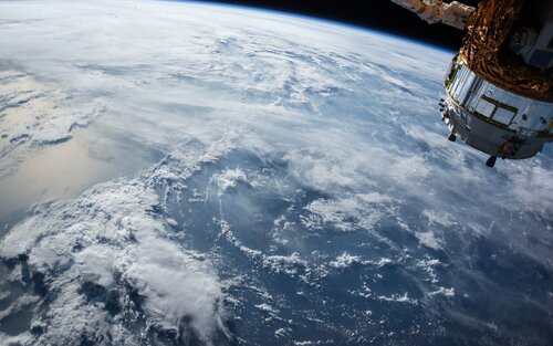Satellit der über der Erde schwebt | © pixabay