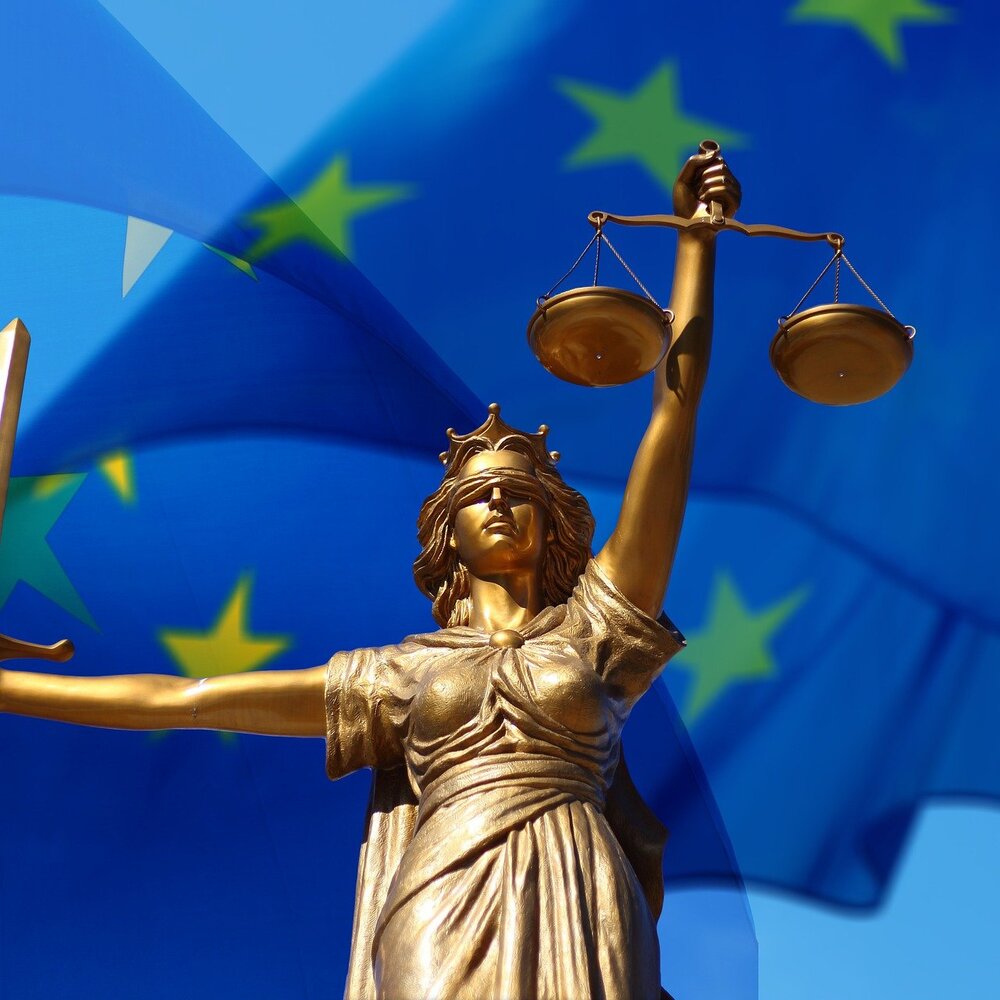Die Justiziastatue ist vor einer Europaflagge zu sehen | © pexels.com