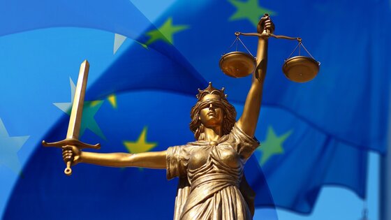 Die Justiziastatue ist vor einer Europaflagge zu sehen | © pexels.com