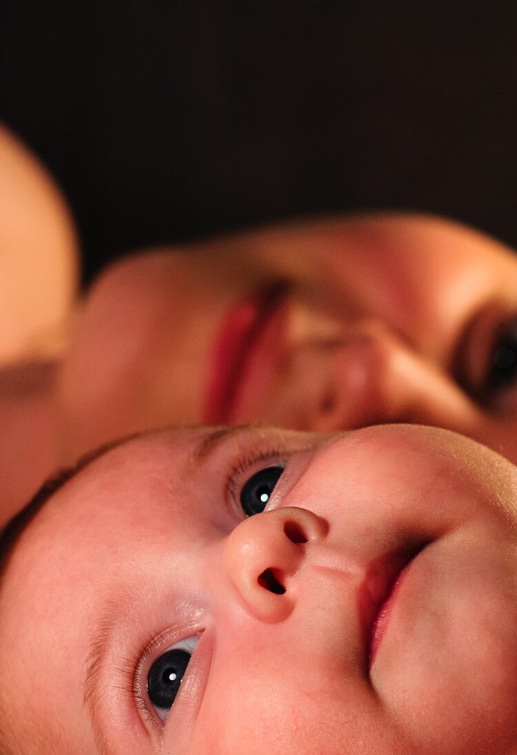 Mutter mit ihrem Neugeborenem | © unsplash