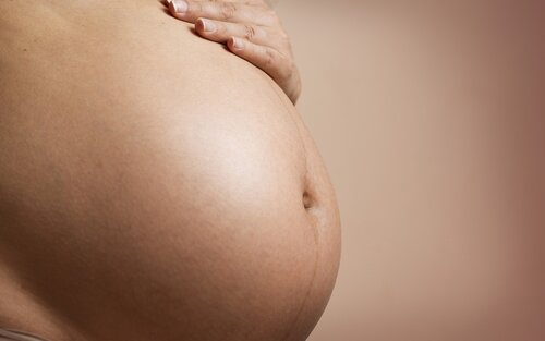 Der Bauch einer schwangeren Frau | © pixabay