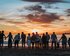 Großfamilie am Strand bei Sonnenuntergang | © Tyler Nix/unsplash