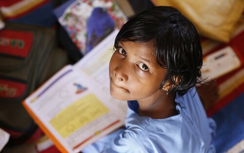 Ein Kind, das von seinen Hausaufgaben aufschaut | © pixabay