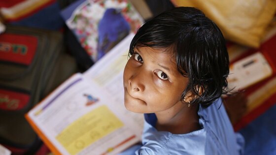 Ein Kind, das von seinen Hausaufgaben aufschaut | © pixabay