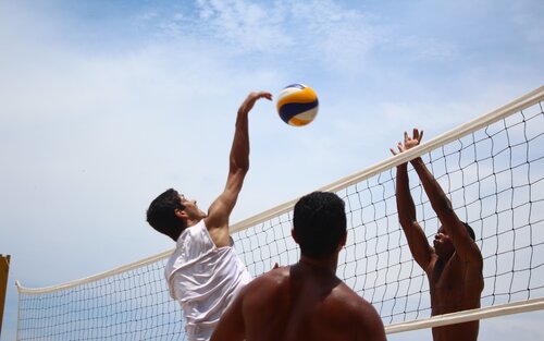 Drei Männer spielen Volleyball | © Paulo Henrique Macedo Dias/unsplash